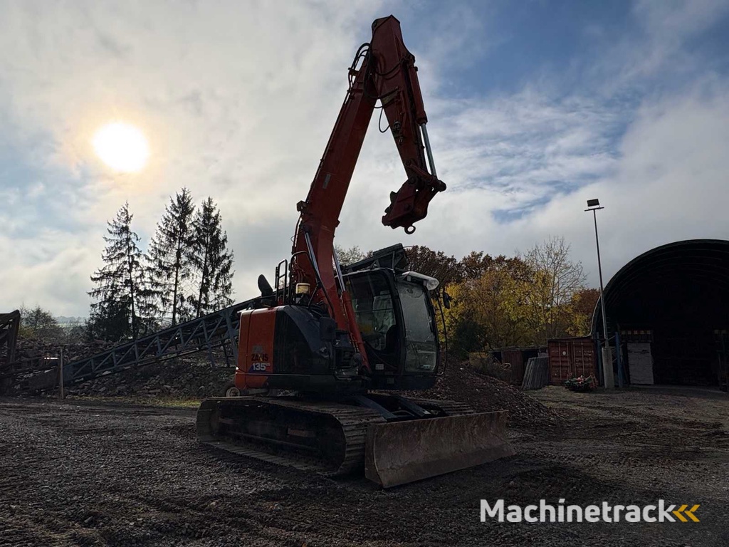 Hitachi ZX135US (2021) – Rupsgraafmachine met enorm accessoirepakket