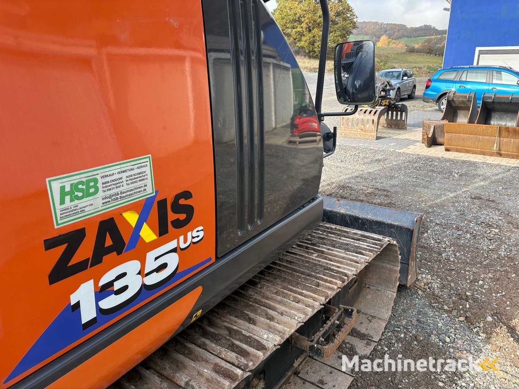 Hitachi ZX135US (2021) – Rupsgraafmachine met enorm accessoirepakket