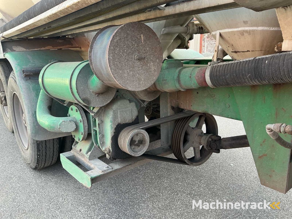 Lambrecht 18 ton Bulkwagen met blaassysteem