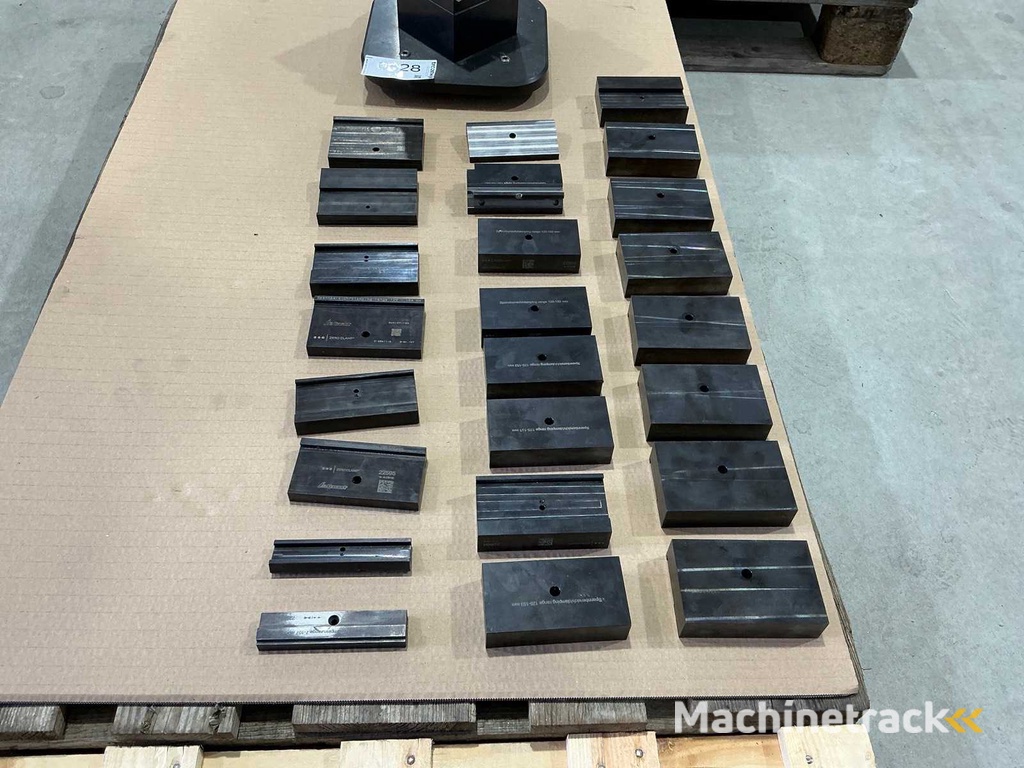 Zeroclamp centering clamp including jaws