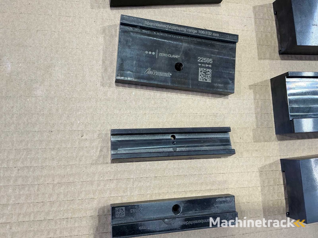 Zeroclamp centering clamp including jaws