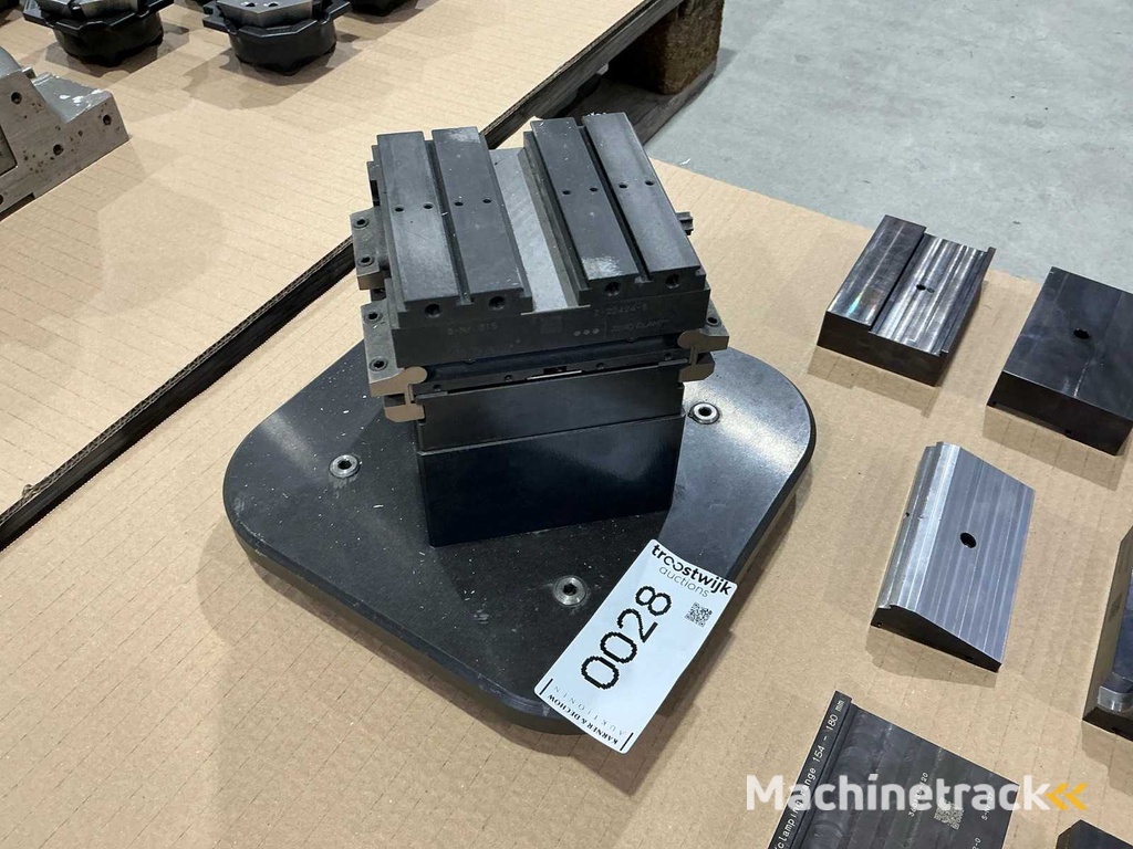 Zeroclamp centering clamp including jaws