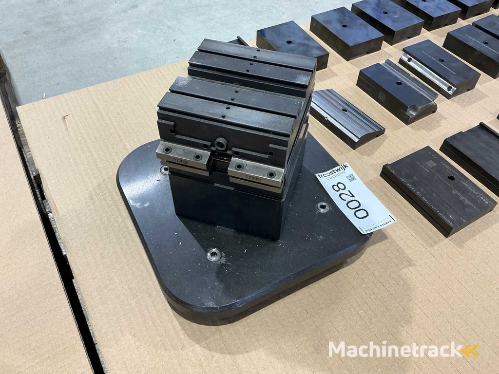 Zeroclamp centering clamp including jaws