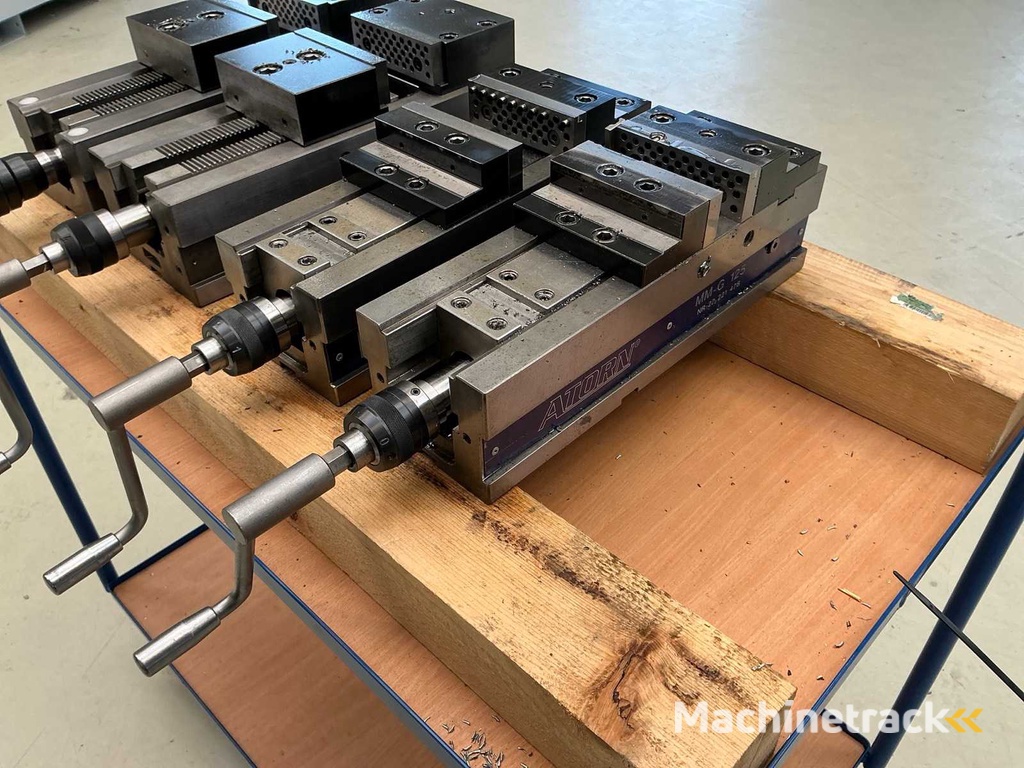 Partij machineklemmen met werkplaatswagen (4x)