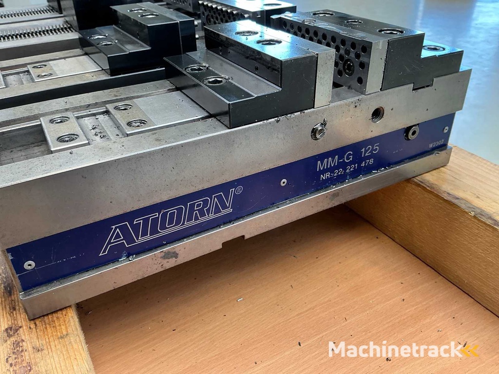 Partij machineklemmen met werkplaatswagen (4x)