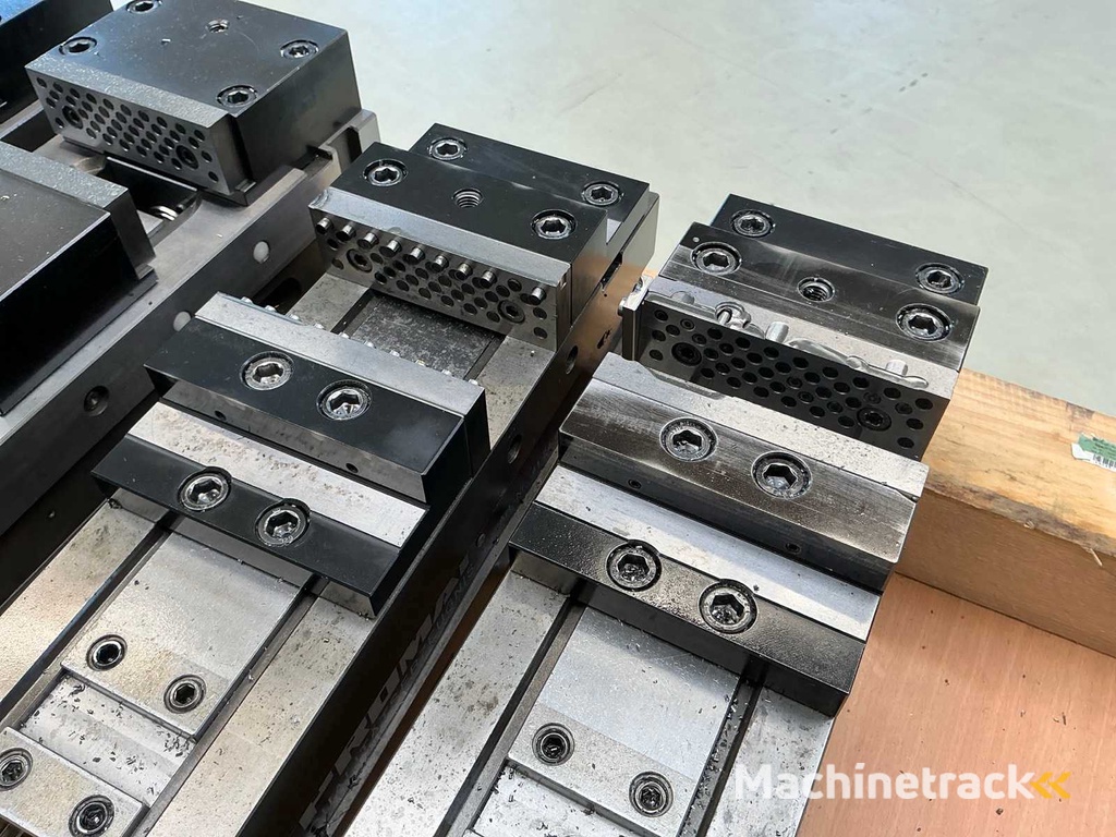 Partij machineklemmen met werkplaatswagen (4x)