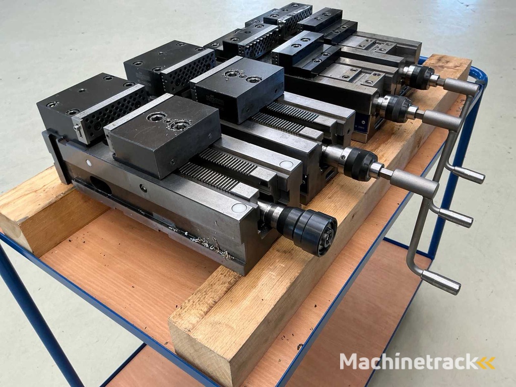 Partij machineklemmen met werkplaatswagen (4x)