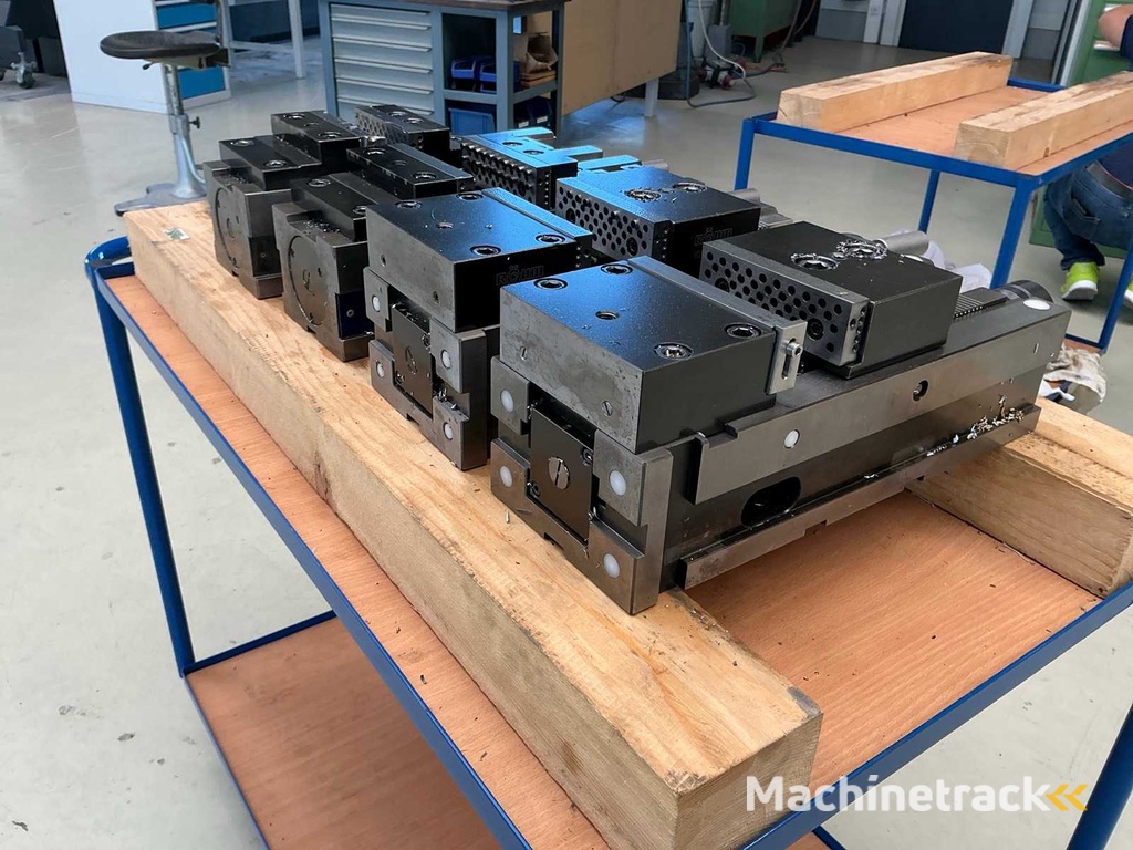 Partij machineklemmen met werkplaatswagen (4x)