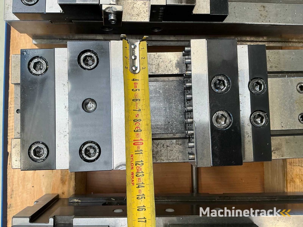Partij machineklemmen met werkplaatswagen (4x)