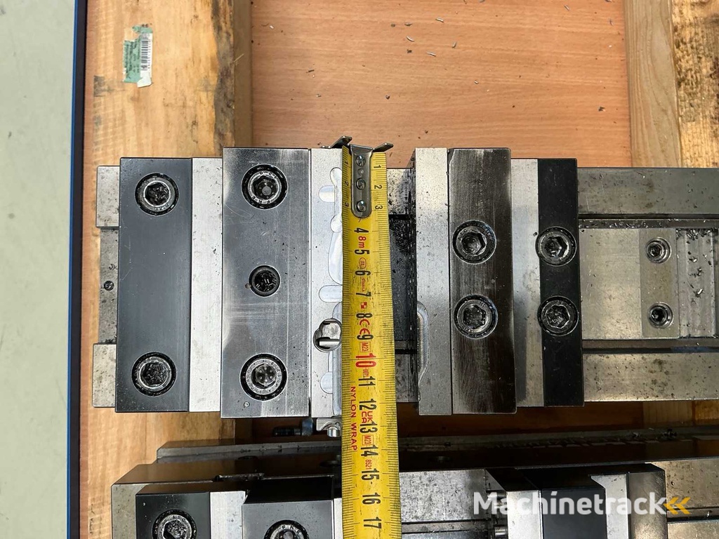 Partij machineklemmen met werkplaatswagen (4x)