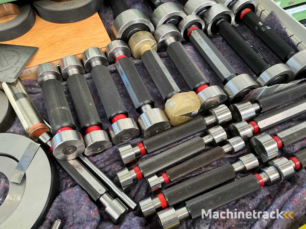 Workshop cabinet with machine tools and accessories