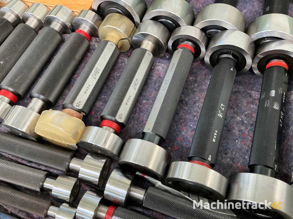 Workshop cabinet with machine tools and accessories