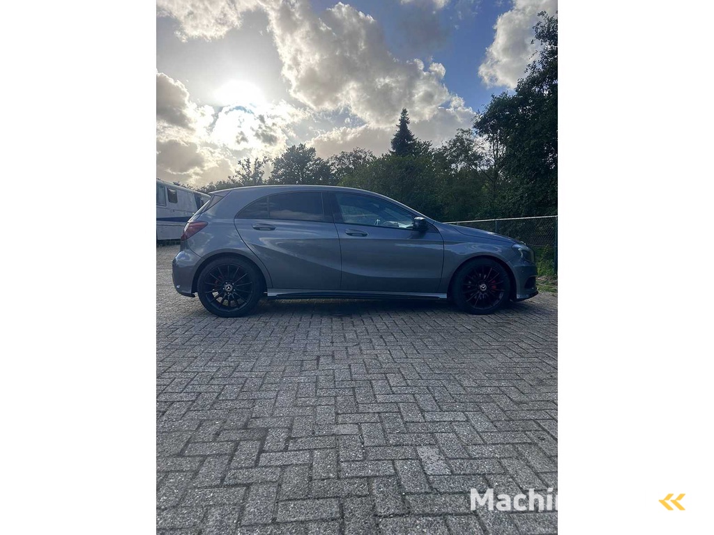 Mercedes-Benz - 2015 - A-klasse - 180 Ambition - GH-452-S