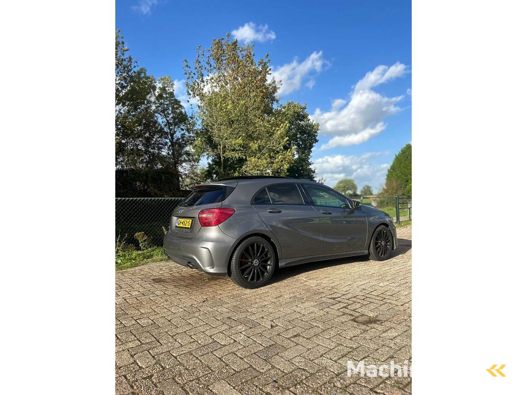 Mercedes-Benz - 2015 - A-klasse - 180 Ambition - GH-452-S