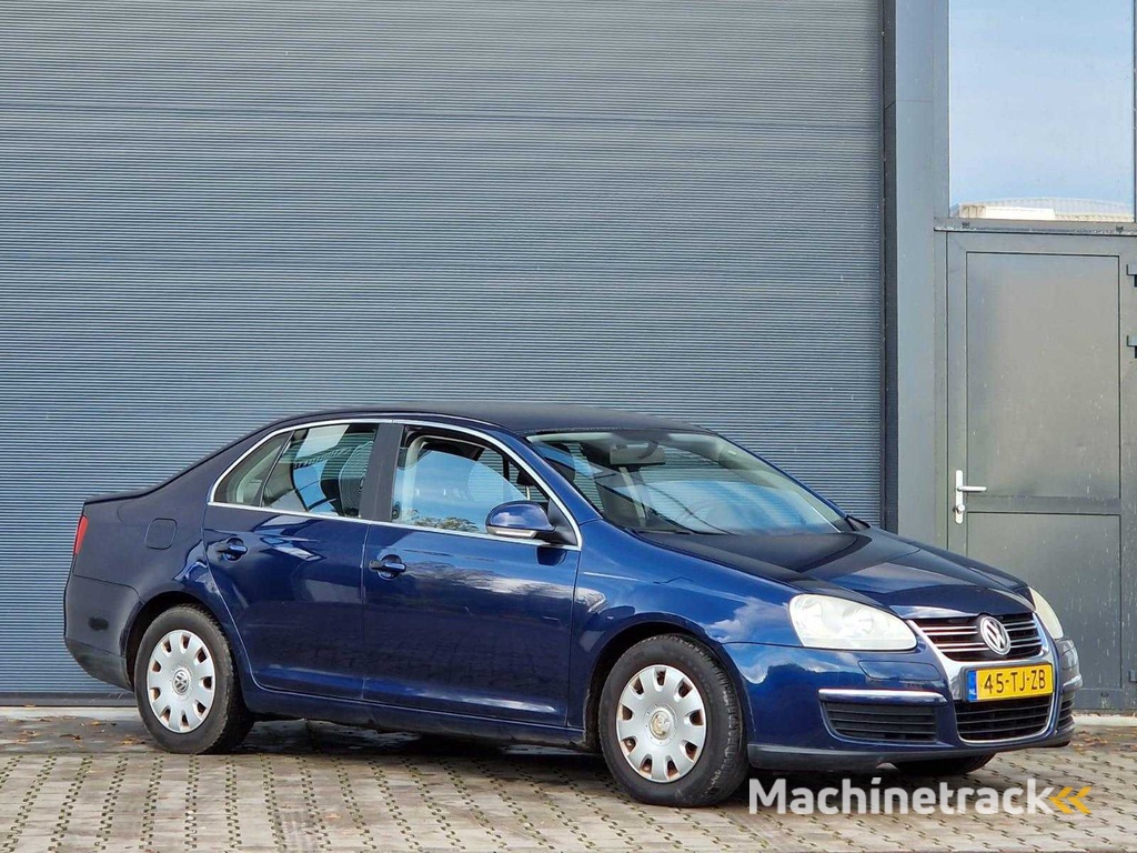 Volkswagen - 2006 - Jetta - 1.6 FSI Comfortline - 45-TJ-ZB