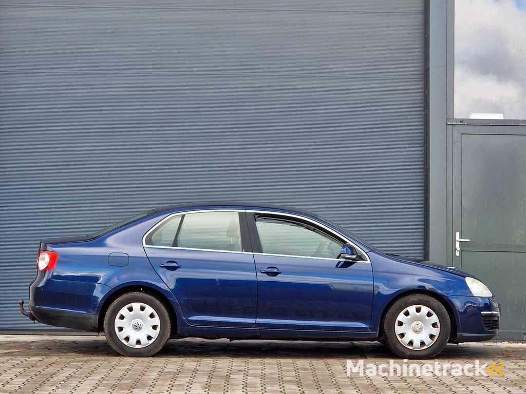 Volkswagen - 2006 - Jetta - 1.6 FSI Comfortline - 45-TJ-ZB