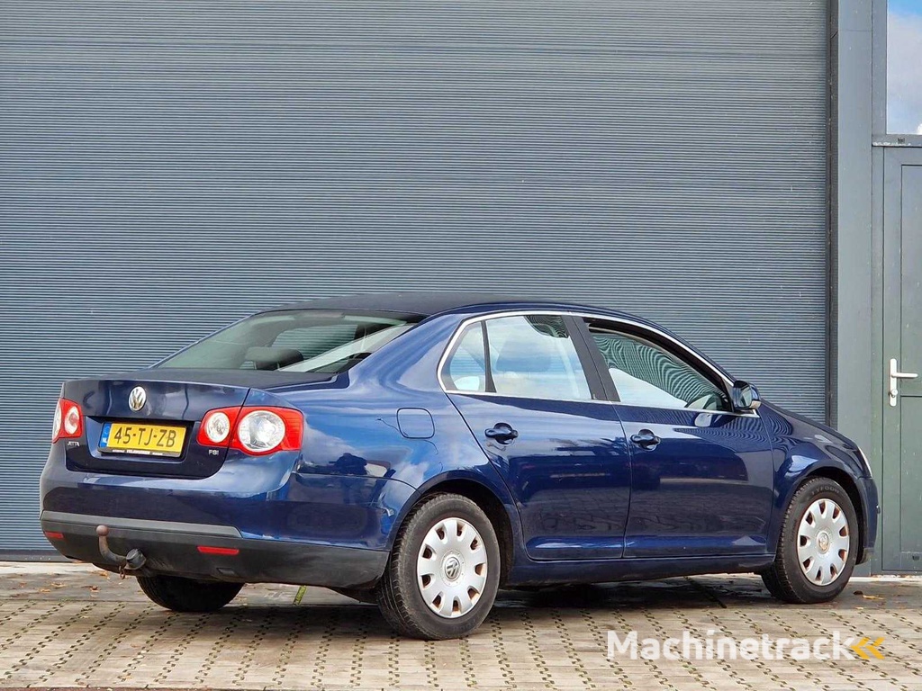 Volkswagen - 2006 - Jetta - 1.6 FSI Comfortline - 45-TJ-ZB