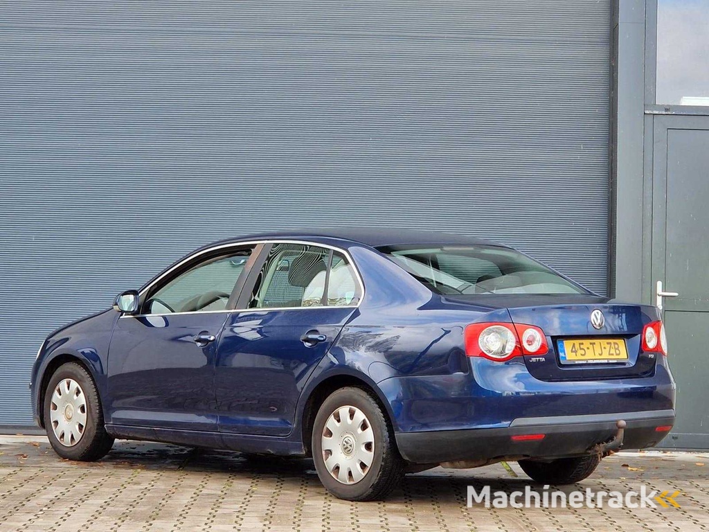 Volkswagen - 2006 - Jetta - 1.6 FSI Comfortline - 45-TJ-ZB
