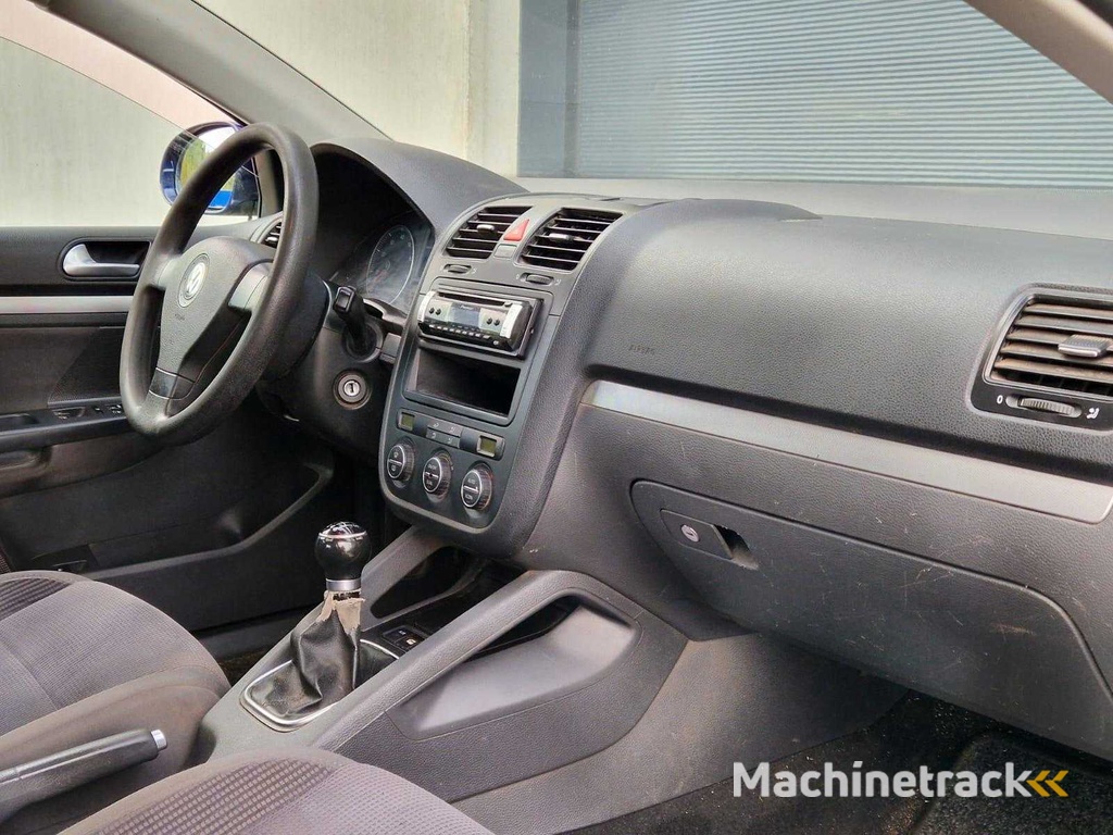 Volkswagen - 2006 - Jetta - 1.6 FSI Comfortline - 45-TJ-ZB