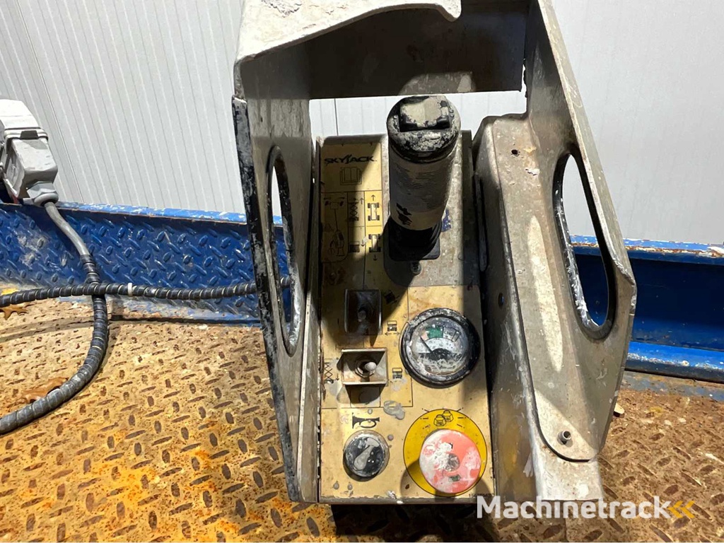 SkyJack SJIII3226 - Hoogwerker werkhoogte 9,9M uitschuifbaar 3M, 229 uur