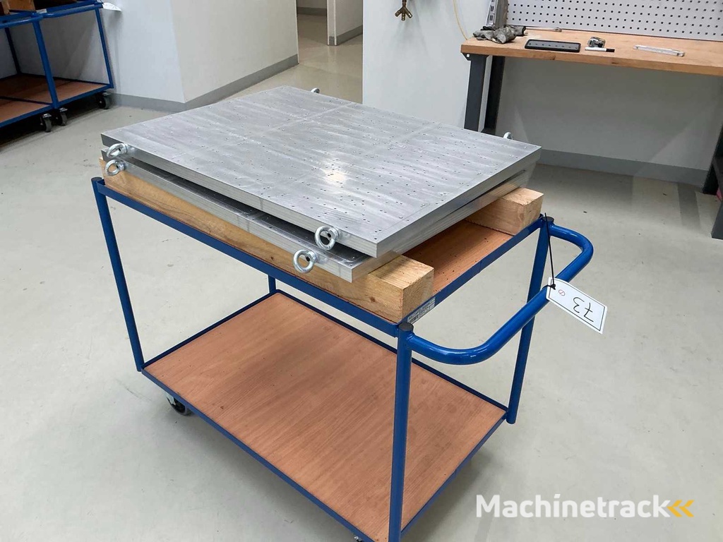 Zero-point clamping plate on workshop trolley