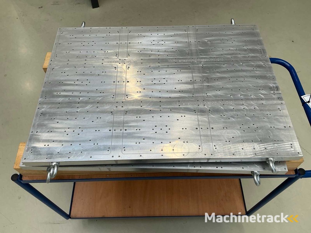 Zero-point clamping plate on workshop trolley