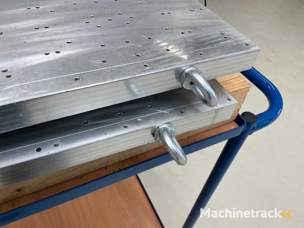 Zero-point clamping plate on workshop trolley