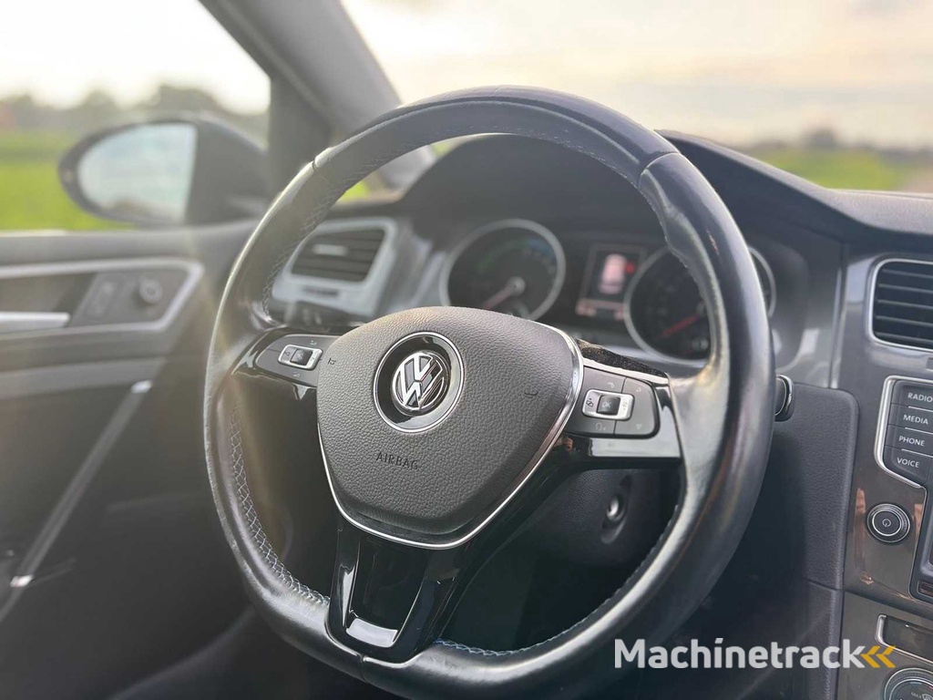 Volkswagen - 2015 - e-Golf - e-Golf - J-581-RD