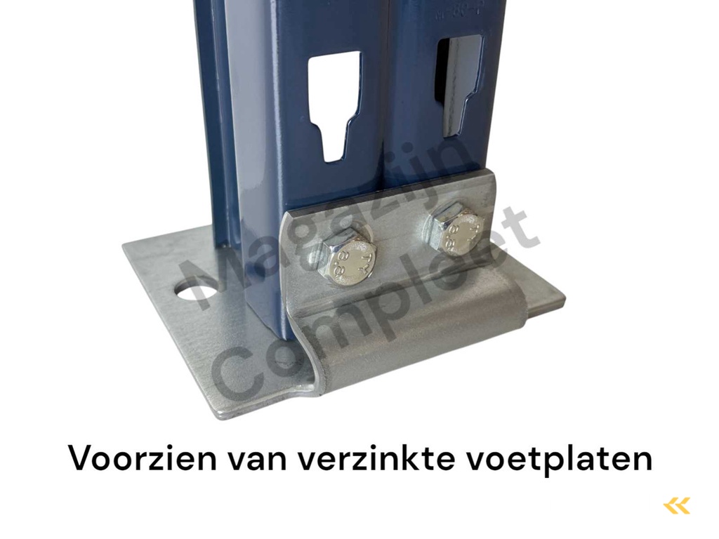 Große, schwere Werkbank mit glatten Betonsperrholzplatten.