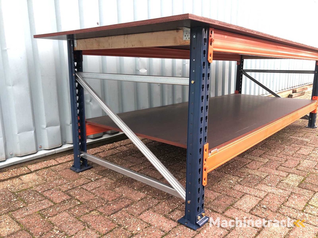 Große, schwere Werkbank mit glatten Betonsperrholzplatten.