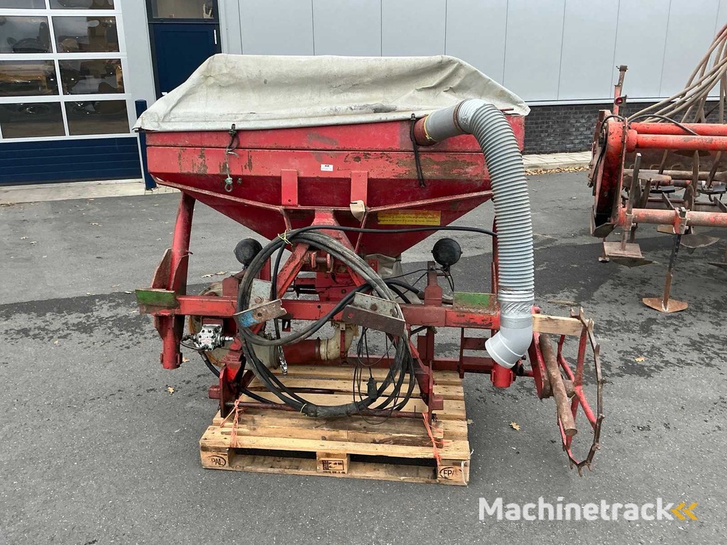 Farmax and Kuhn Sowing-Spit Combination