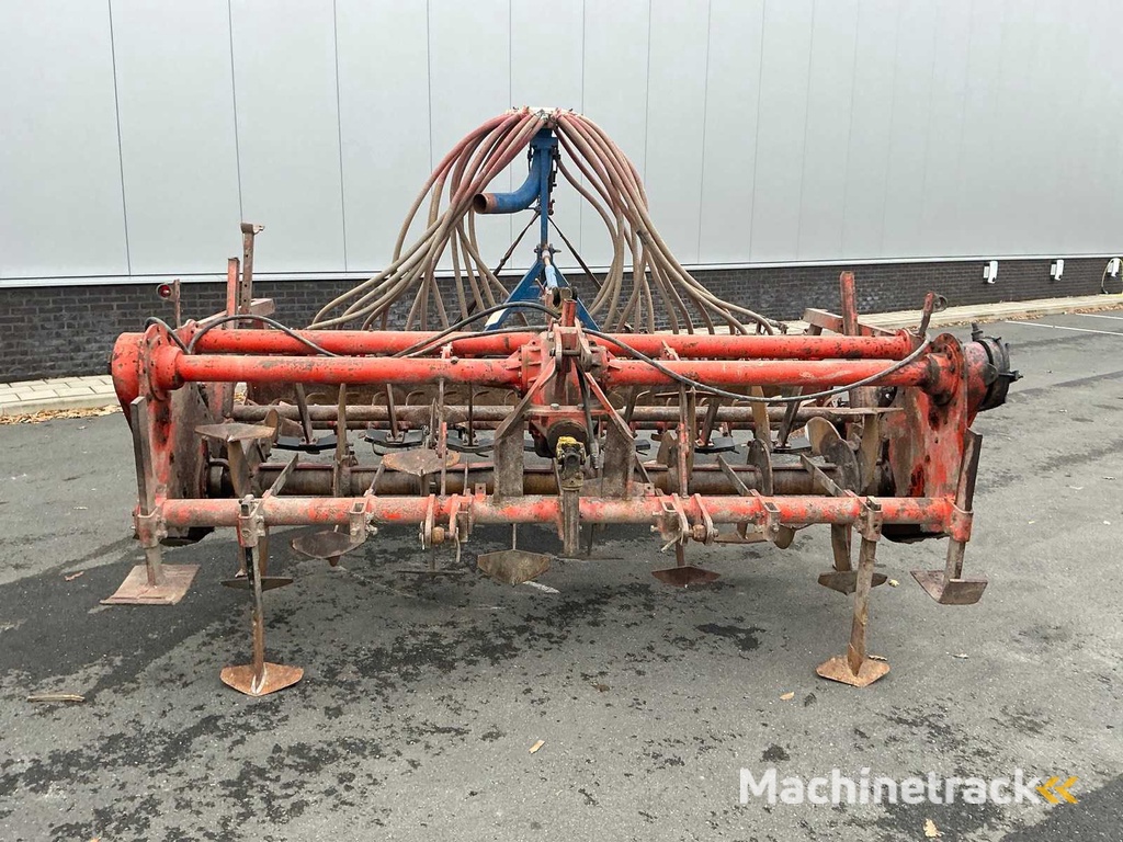 Farmax and Kuhn Sowing-Spit Combination