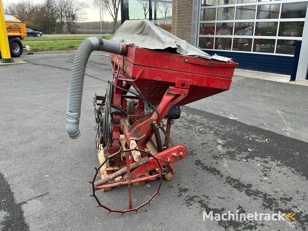 Farmax and Kuhn Sowing-Spit Combination