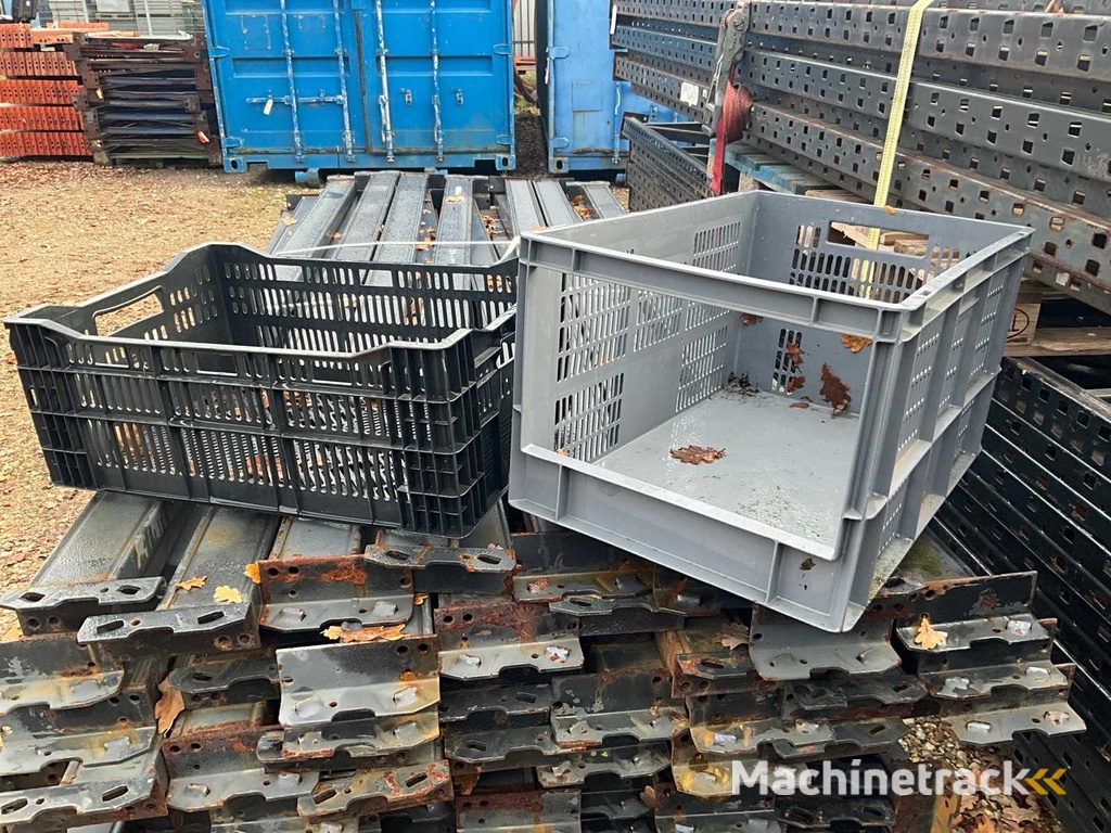 Partij kunststof kratten