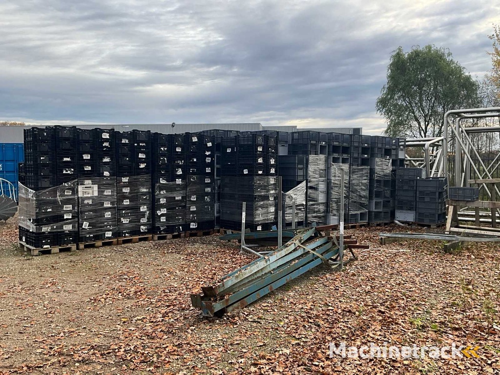 Partij kunststof kratten