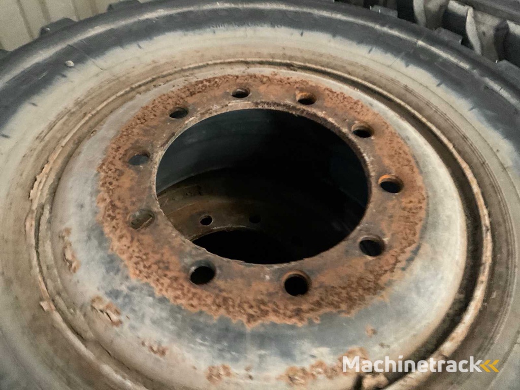 mobiele graafmachine banden (4x)