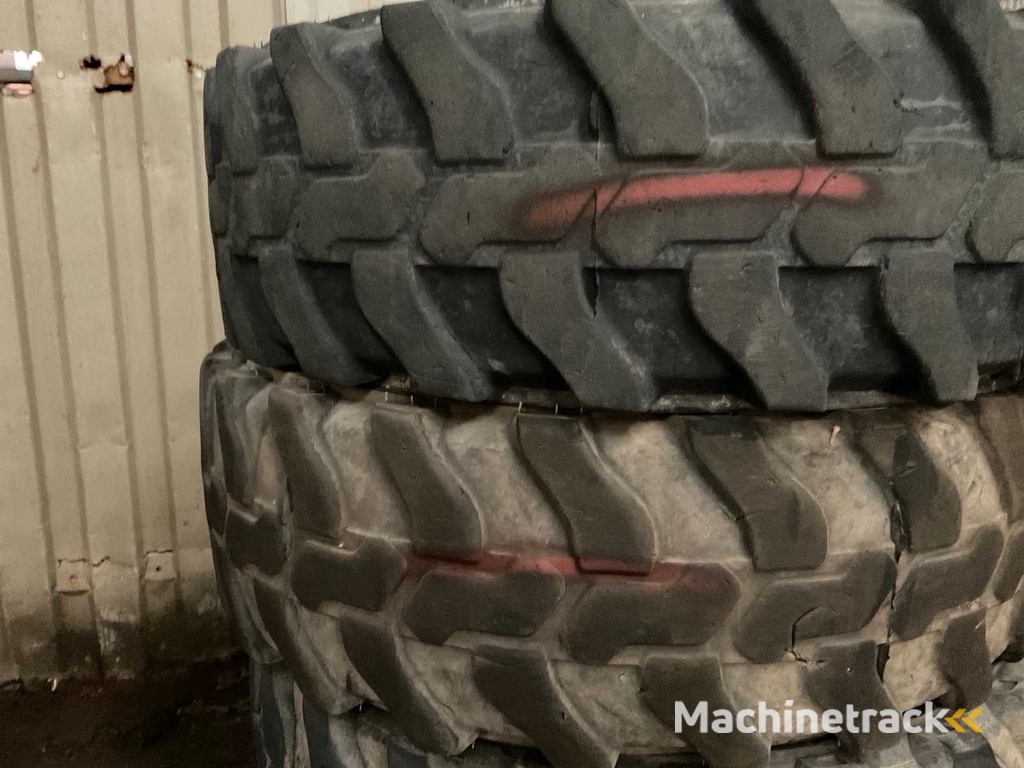 mobiele graafmachine banden (4x)