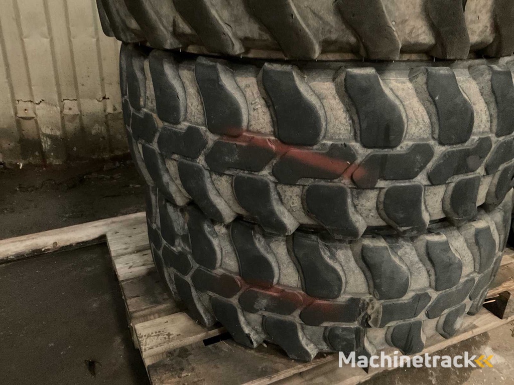 mobiele graafmachine banden (4x)