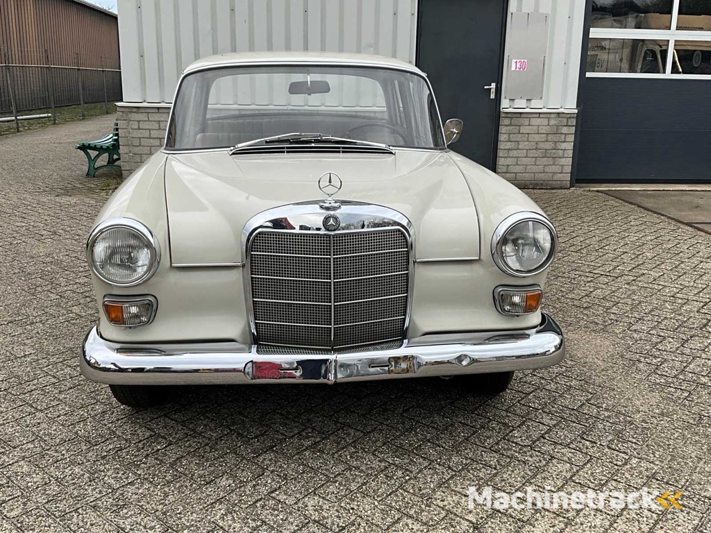 Mercedes Benz 200 Oldtimer von 1966
