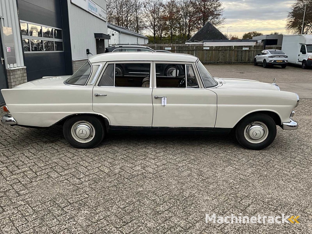 Mercedes Benz 200 Oldtimer von 1966