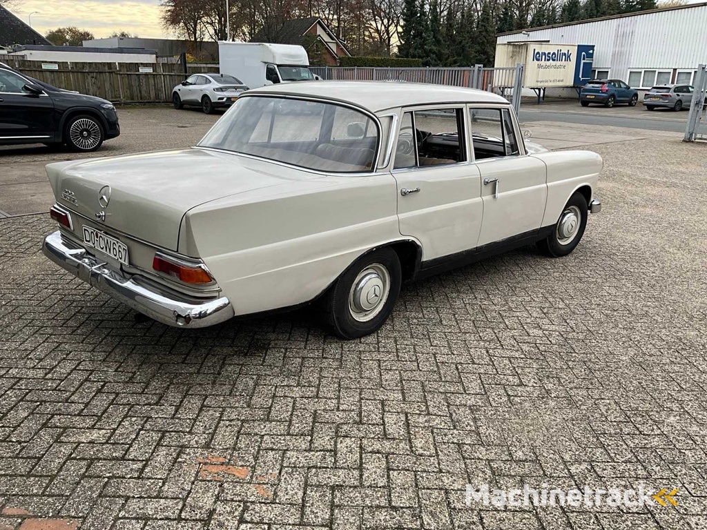 Mercedes Benz 200 Oldtimer von 1966