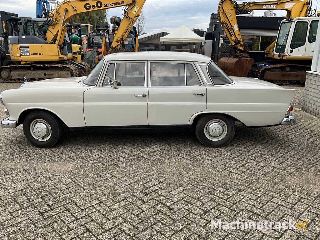 Mercedes Benz 200 Oldtimer von 1966