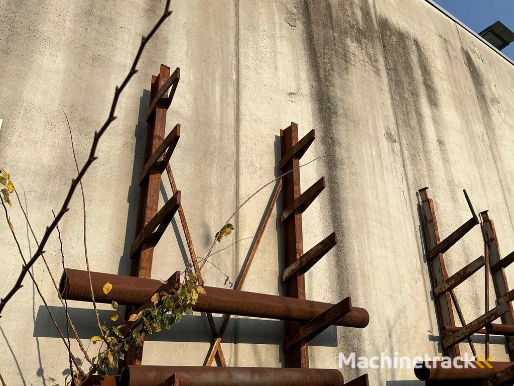 Restjes van holle en massieve rondjes