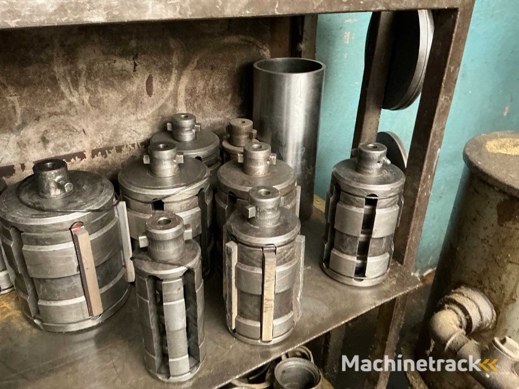 Tools for vertical indoor sanders