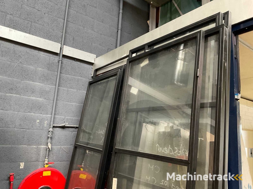 Partij zwarte industriële stalen deuren en scheidingswanden (15x)