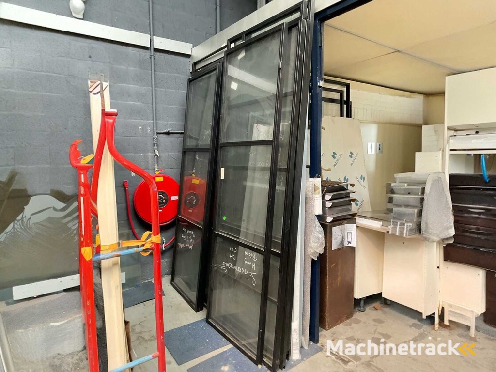 Partij zwarte industriële stalen deuren en scheidingswanden (15x)