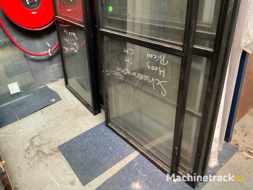 Partij zwarte industriële stalen deuren en scheidingswanden (15x)