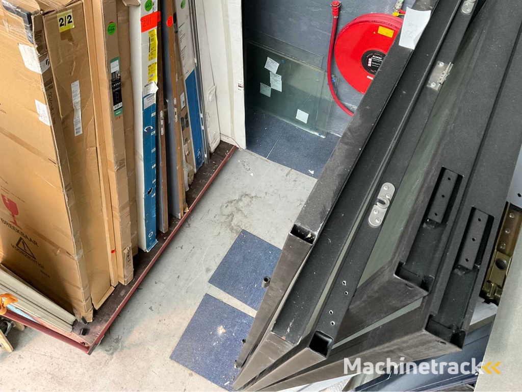 Partij zwarte industriële stalen deuren en scheidingswanden (15x)