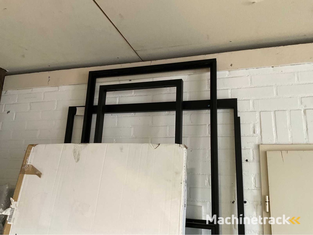 Partij zwarte industriële stalen deuren en scheidingswanden (15x)