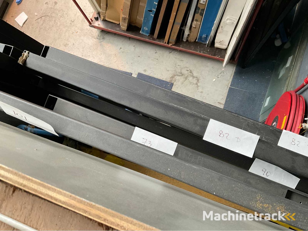 Partij zwarte industriële stalen deuren en scheidingswanden (15x)